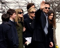 Liam Neeson esposo de Richardson saluda a los medios rodeado de familiares de la desaparecida actriz